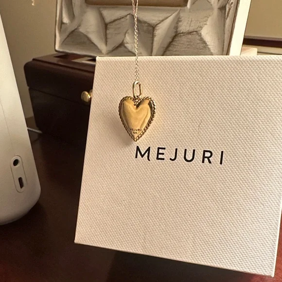 Mejuri Gold Heart Pendant - Picture 8 of 9